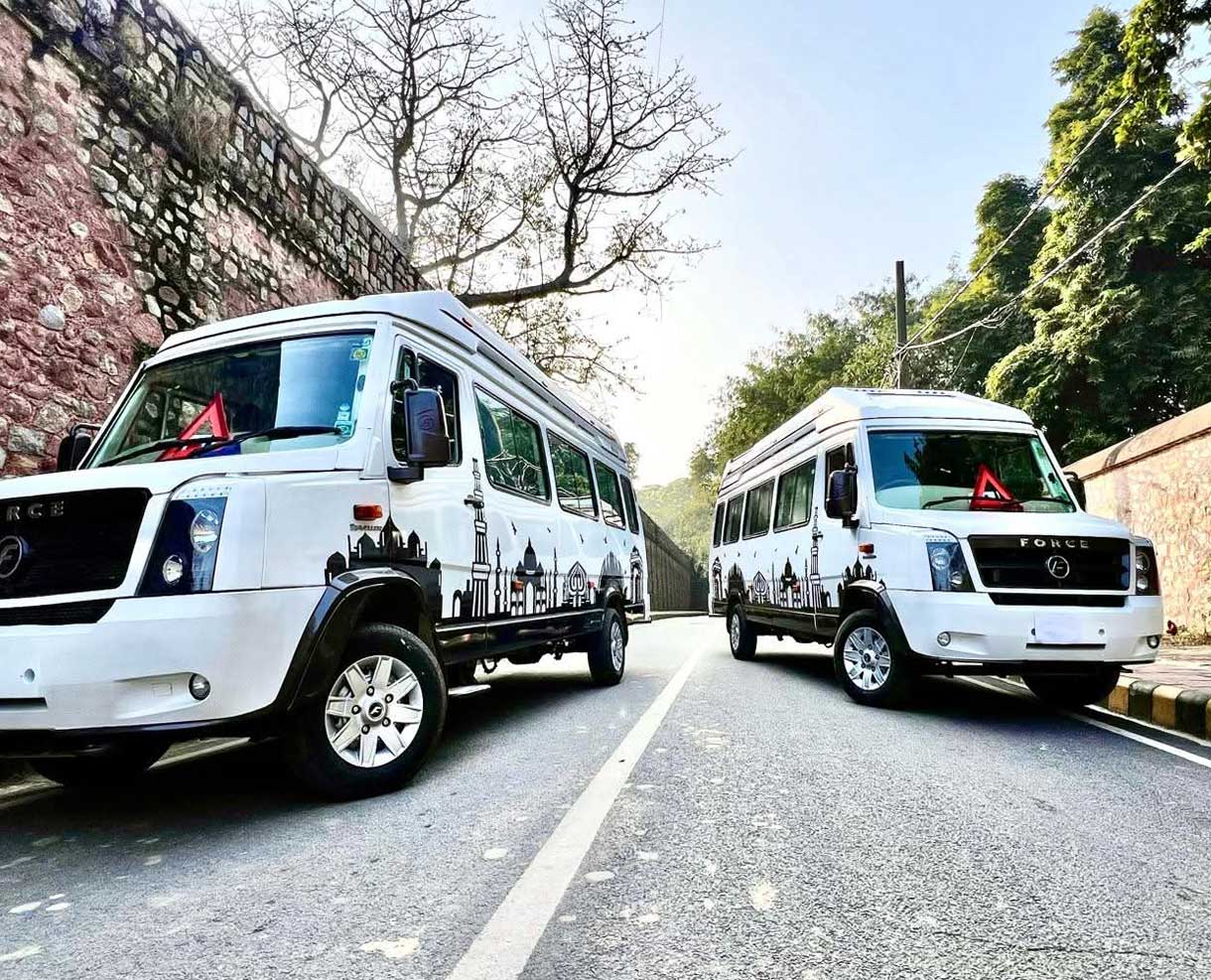17 Seater Luxury Maharaja Tempo Traveller
